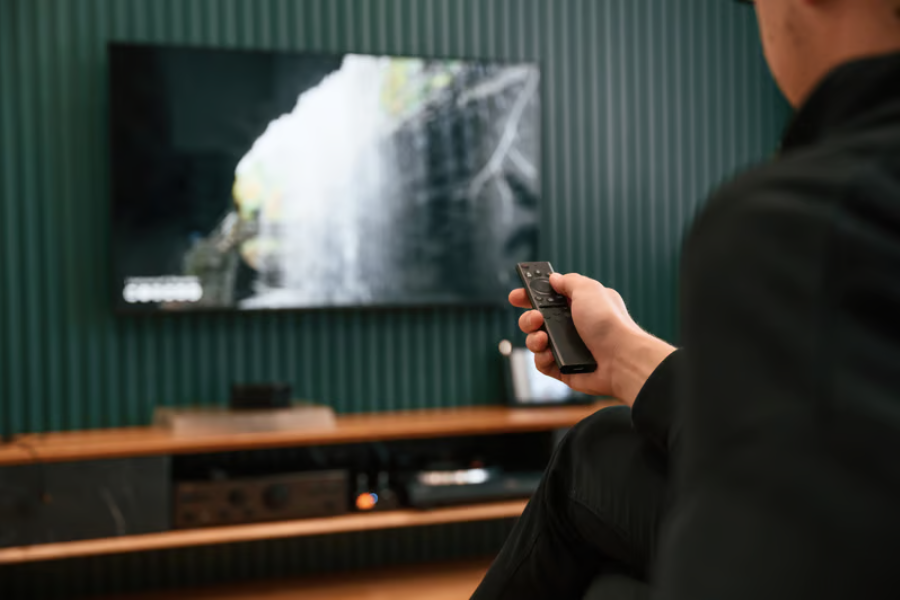 cara setting audio tv agar jernih dengan menyesuaikan pengaturan suara televisi untuk memperjelas dialog